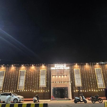 The Golden Palm Khajuraho Hotel Bagian luar foto