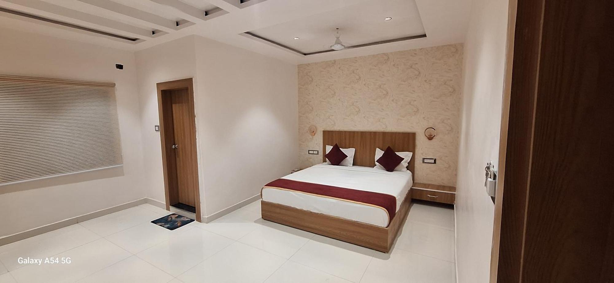 The Golden Palm Khajuraho Hotel Bagian luar foto