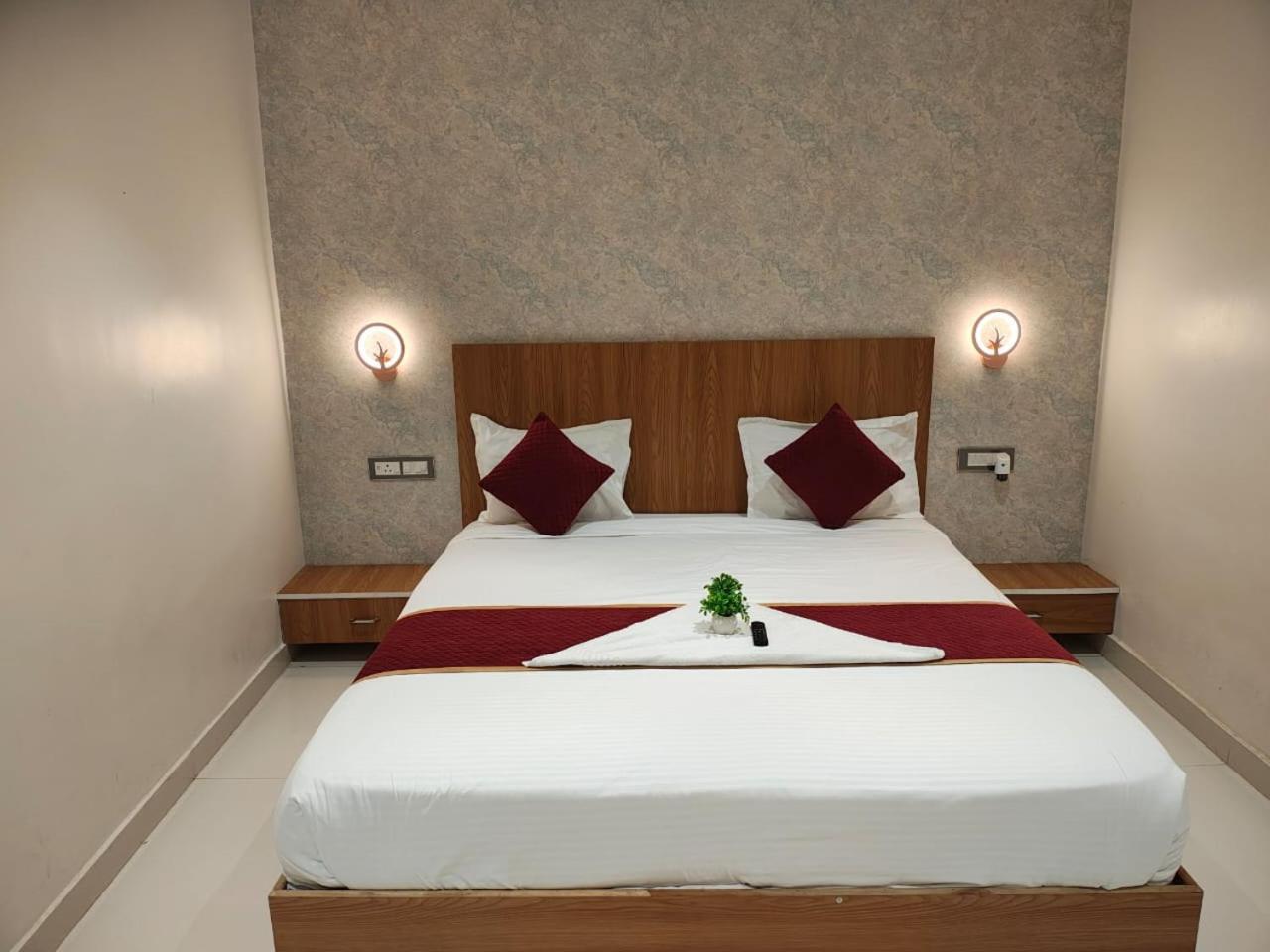 The Golden Palm Khajuraho Hotel Bagian luar foto